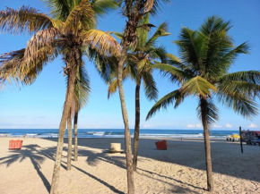 Apto Alto padrão com grande sacada 1 quadra e meia da Praia (Ocian)
